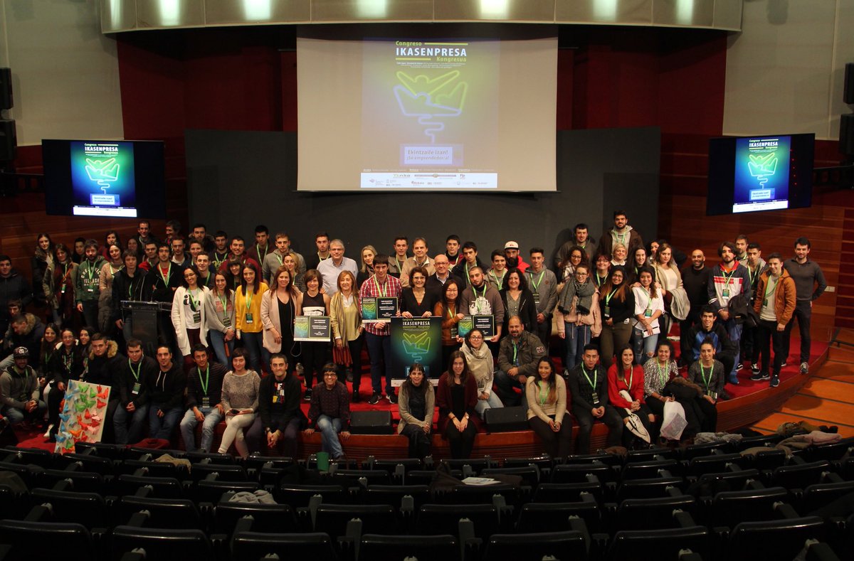 vitoriagasteiz's tweet photo. Alumnas y alumnos de Formación Profesional apuestan por el #emprendizaje en el Congreso #ikasenpresa. La concejala @nmelg ha asistido a su clausura en el #PalacioEuropa @tknika @BICAraba @Araba_Eus @Gob_eus https://t.co/dKFiCxUleY