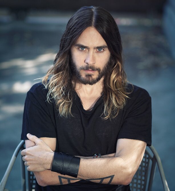 Maria__Way's tweet photo. узнала, что Джареду Лето через неделю будет 46... 
Это вообще законно так выглядеть в 46 лет?? https://t.co/Bnc35DyNue