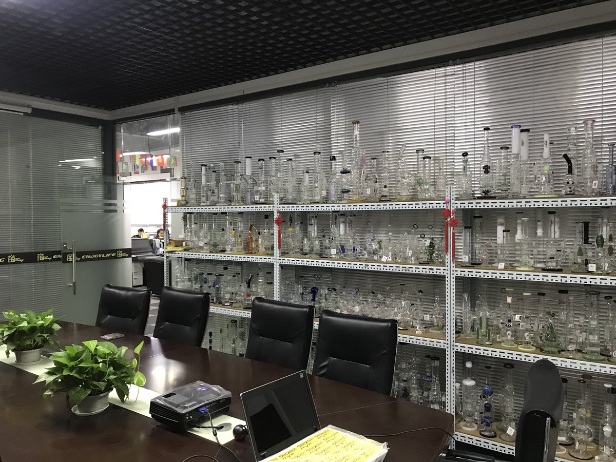 enjoylifetech's tweet photo. #TPE #enjoylife #hbking#container#glasswaterpipe#shipping #chris #bongs#glassart#stock #gurantte shipping https://t.co/YvDk7efaAD