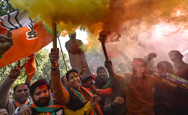 ndtv's tweet photo. Victory margin between 200 and 2,000 votes in 16 Gujarat seats https://t.co/nk2jrE2t4G
#ElectionResults2017 #ResultsWithNDTV #AssemblyElection2017 https://t.co/2WqspGgV5h