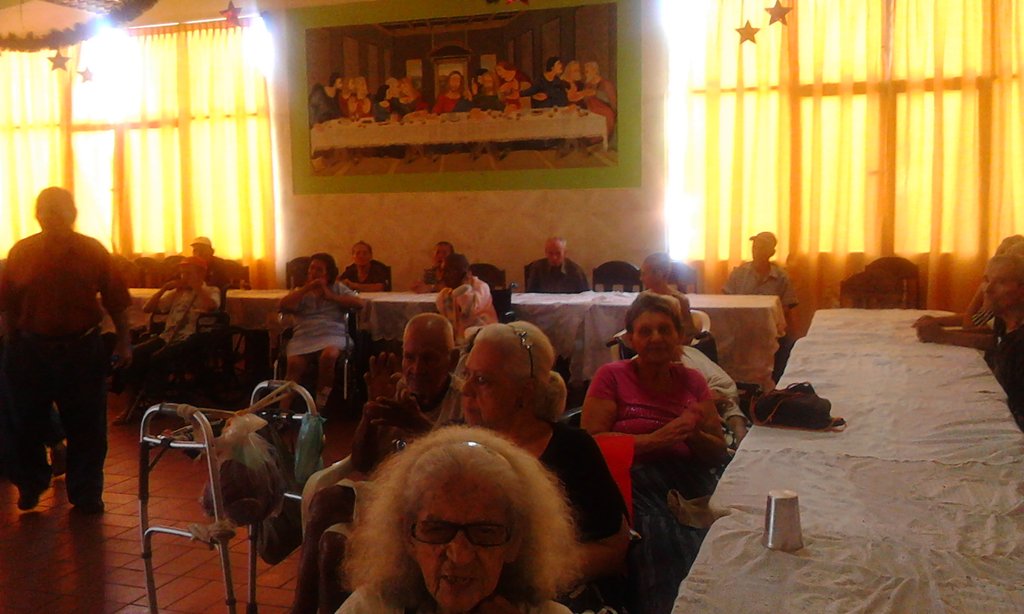 inass_urena's tweet photo. Almuerzo y fiesta para nuestros adultos mayores por parte del coronel gn chirinos @salainass @magallyvina @PsuvJhon https://t.co/vVpYraRT7e