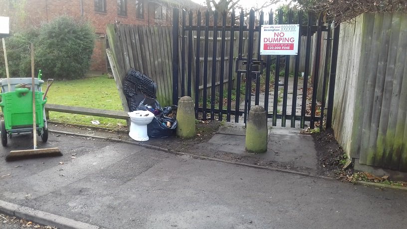 youngtrepreneu1's tweet photo. For a #CleanerBrum we must work together to reduce our wards street cleaning bills by not littering/fly tipping so money can be reinvested into our youth life skills, education and other services facing cuts we can no longer afford #YYCE #BarryTheBarrel #CreatingJobsForYouth🚯🤝 https://t.co/XAAmpuIhxO
