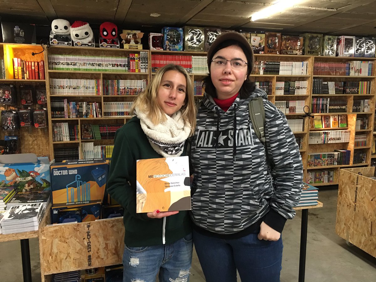 Aquí con <a href="/mnotocreceralas/">•Silvia Sánchez•</a> y su genial libro en <a href="/RaccoonGames/">Raccoon Games</a> #KisaEstanteria #MeNotoCrecerAlas