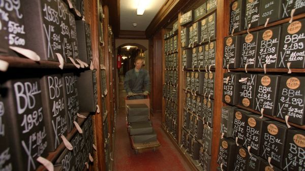 PeterLangBXL's tweet photo. "Les institutions ont un besoin organique d’archives."
@franceinter se penche ici sur la nécessité des archives publiques, face au numérique qui, loin d'apporter toutes les solutions, peut au contraire échapper à ce qui est essentiel.
https://t.co/d7MPRMENjn https://t.co/XBR98qo3hN