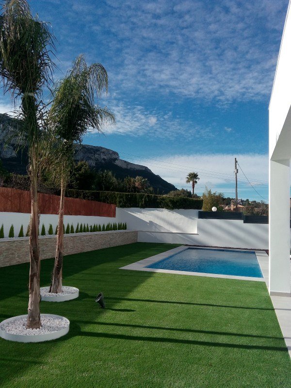 vivespons's tweet photo. Nos satisface mucho comunicaros que uno de nuestros principales proyectos de este año, #VillaAnemone ya está cumpliendo los sueños de sus propietarios. Enhorabuena a todo el equipo de @vivespons #homes por su trabajo y esfuerzo.  #CasasDeLujo en #Denia y #CostaBlanca @PonsVives https://t.co/vh6LKh1REp