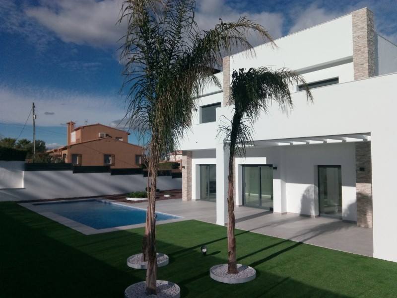 vivespons's tweet photo. Nos satisface mucho comunicaros que uno de nuestros principales proyectos de este año, #VillaAnemone ya está cumpliendo los sueños de sus propietarios. Enhorabuena a todo el equipo de @vivespons #homes por su trabajo y esfuerzo.  #CasasDeLujo en #Denia y #CostaBlanca @PonsVives https://t.co/vh6LKh1REp