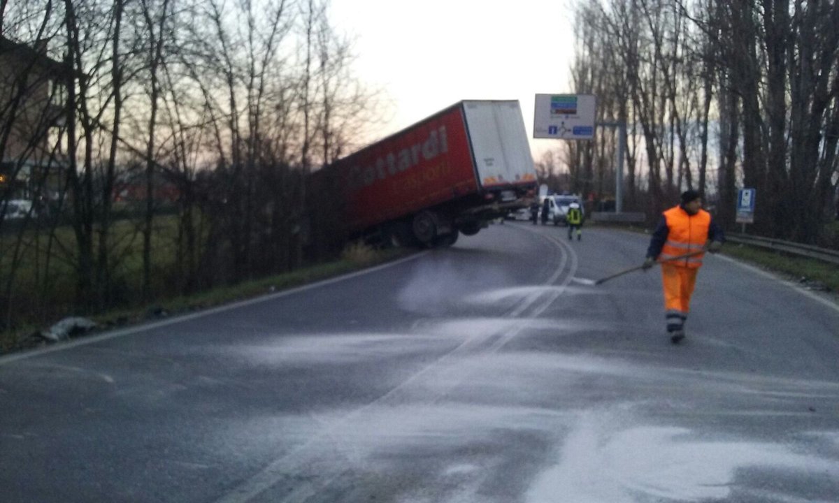 provinciamodena's tweet photo. #SP468 chiusa per incidente tra via Fornaci e rotonda Traversa San Giorgio a Carpi. #stradePROVMO @LuceverdeRadio @GCMuzzarelli @ComuneG @RADIOBRUNO1 @radiopico @Emergenza24 @PMTerredargine @gazzettamodena @ModenaToday https://t.co/borjTTX5BE