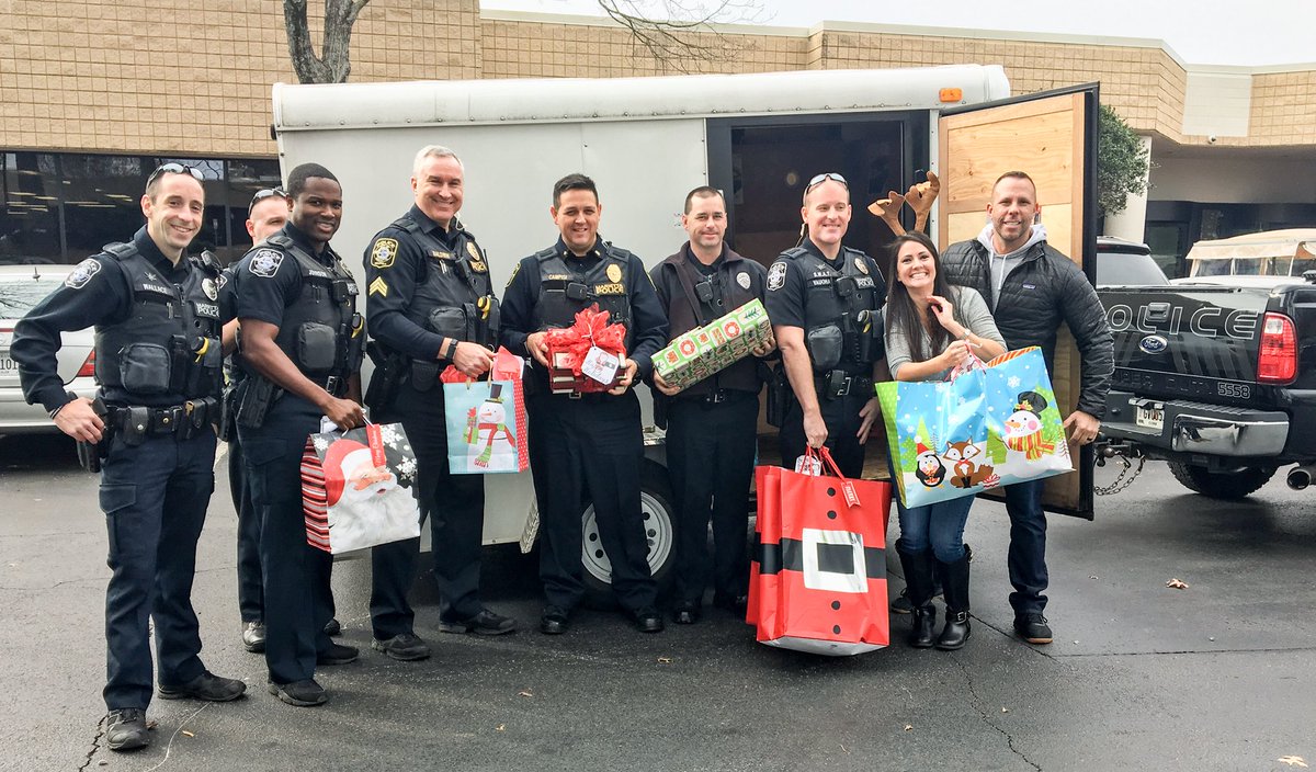 Great partnership between <a href="/MariettaPD/">Marietta Police</a> and our associates at the <a href="/HomeDepot/">The Home Depot</a> Marietta Technology Center providing gifts to 25 local families this holiday.  <a href="/mateo_money/">mattcarey</a> <a href="/StaceyTank/">Stacey Moreau Tank</a> <a href="/cityofmarietta/">🇺🇸 City of Marietta GA 🇺🇸</a>