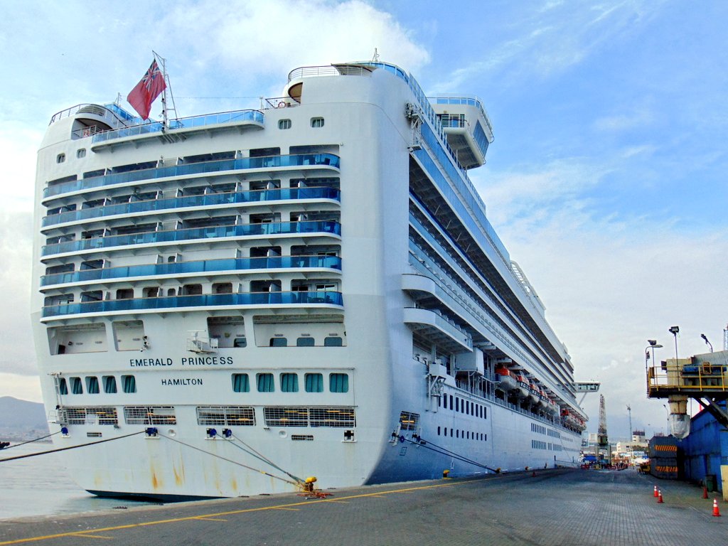 TPCCoquimbo's tweet photo. #TPCInforma El Crucero EMERALD PRINCESS (2007), se encuentra desde esta mañana en #CoquimboPuertoLindo, con alrededor de 3000 pasajeros y más de 1000 tripulantes. #SomosTPC https://t.co/La4MpWg6H7