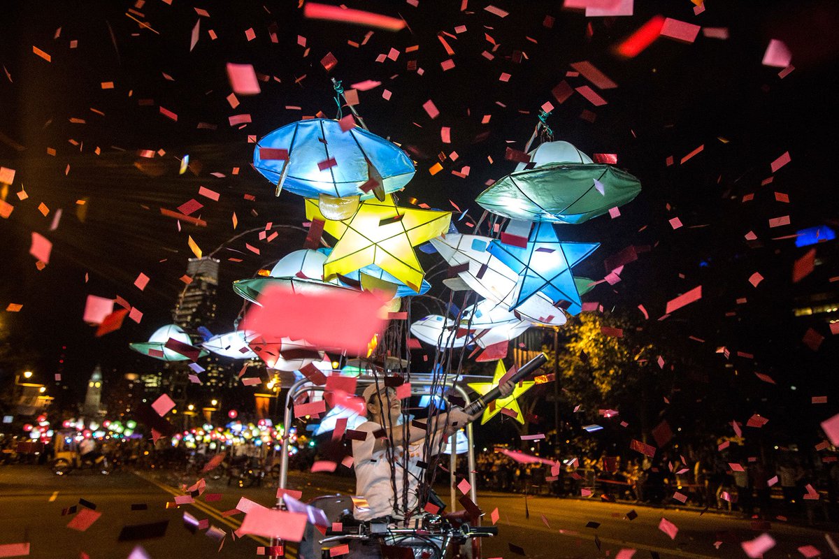 PewCenterArts's tweet photo. We wish you all a Happy New Year! Pictured: @CaiGuoQiang’s “Fireflies,” presented by @assocpublicart. Photo by Meredith Edlow. #hapynewyear #newyear #FirefliesPhilly #2018herewecome https://t.co/nJ1Q15M2eF