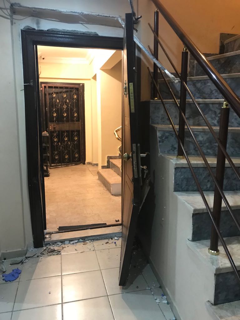 sonerkkarabulut's tweet photo. Halkın hukuk Bürosu bugün polisler tarafından kapıları kırılarak  basıldı  kapıları kırabilirsiniz ancak halkın avukatlığı geleneğini bitiremezsiniz. https://t.co/CfzZeCvlTv