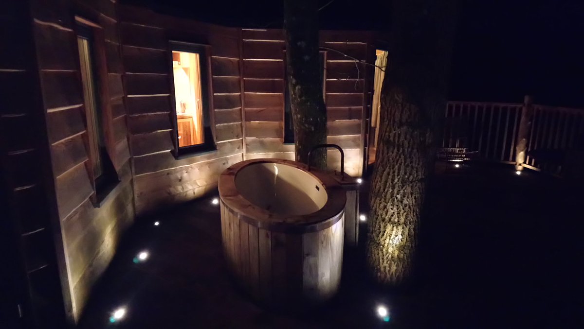 SarahJLambeth's tweet photo. @canopyandstars wonderful time spent mostly in the outdoor bath! #bowertreehouse #weekendaway #treehouse #woods #luxury https://t.co/pM5MNZ2fVj