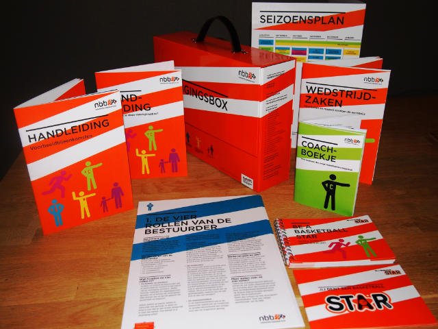 Simone_Volmer's tweet photo. Vanavond mocht ik symbolisch mijn laatste #Verenigingsbox uitreiken aan de club waar het voor mij allemaal begon: @BCHeeze. Nog steeds een mooie, gemoedelijke vereniging die inmiddels al 40 jaar bestaat. Ook BC Heeze maakt werk van #Sportplezier en een veiliger sportklimaat! #VSK https://t.co/ulKiV9Y4NV