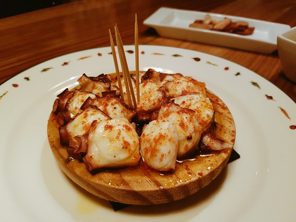 clarapvillalon's tweet image. El Pulpo a feira de @lua_madrid no falla. En su punto, con sabor, delicioso. Mi favorito.