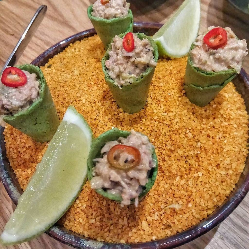 mottaflavia_BR's tweet image. Escrevi para o @almostlocals sobre o Zazah, o novo gastrobar do Princípe Real, e fiquei cheia de vontade de voltar para comer esses cones de sapateira de novo 😋
.
.
.
.
.
#lisboabeça #lisboapontocome #minhalisboa #minhavidalisboeta #principereal #zazah #lisboacool #lisbonner…