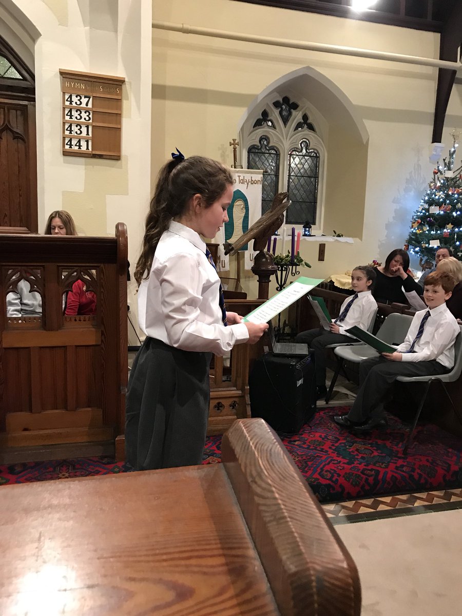 YsgolyrHendy's tweet photo. Diolch i’r plantos am ddarllen yn hollol wych heno yn y gyngerdd Nadolig #sbeshial https://t.co/ZQHJWrEd4V