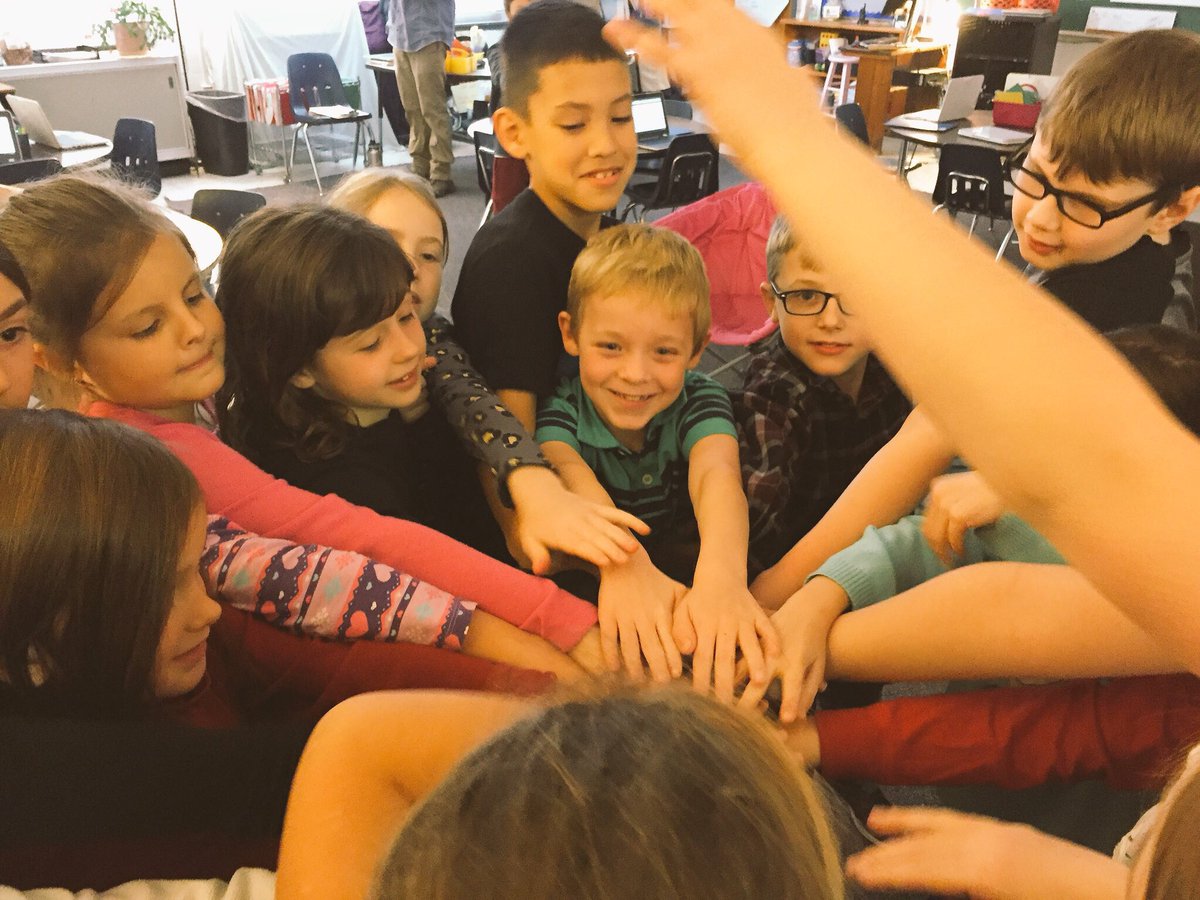 gossliteracy's tweet photo. Third grade cyber celebration today! We read peers’ informational pieces & left comments that noticed writing moves on our checklist. Congrats, third grade writers! 🎉 https://t.co/sYjccooDp7
