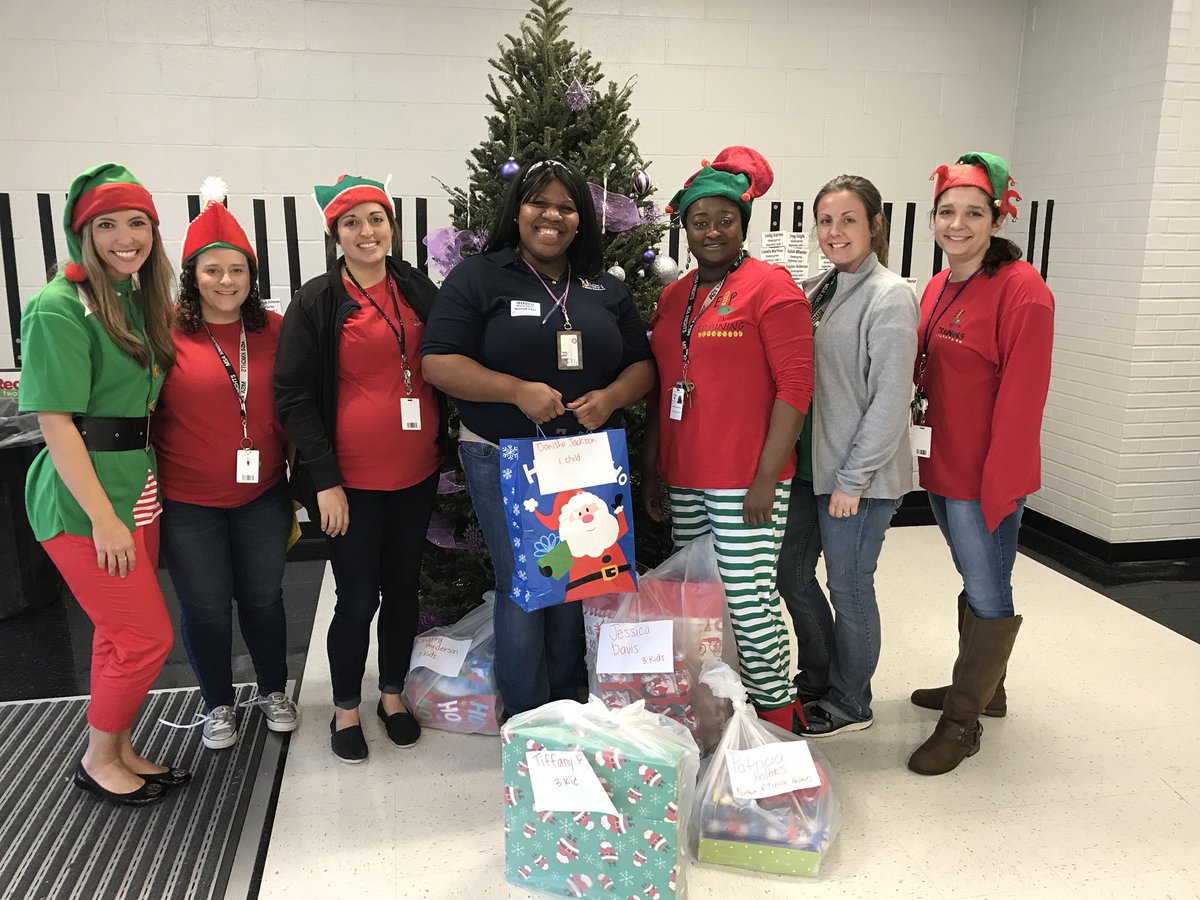 MrsR_Grace's tweet image. MSA-W kindergarten service project! Santa’s Little Elves donated Christmas gifts to children from the Department of child and family services and Pre-K and K students enrolled in McKinney-Vento Program. Thanks to all parents who donated! #IPSBProud @msa_w @IbervilleSchool