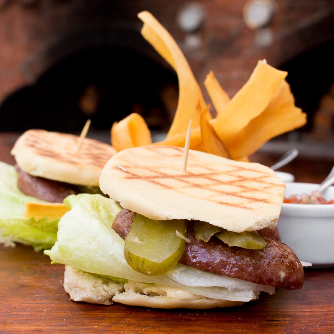 904PizzaBar's tweet photo. El choripan con más onda está en el bar mas lindo de Centro 😎
Con nuestra flor de promo este plato está al 2x1 desde ahora y hasta las 23hs #904
PD.: Maridalo con nuestra promo de 2x1 en chopp de la casa. 🍻 https://t.co/UYRQDscC8X