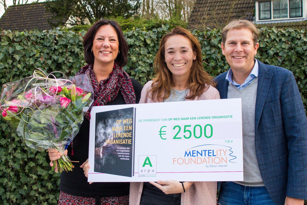 LearningWaves20's tweet photo. Vandaag verrasten @CoenKweens en @JacqRenders paralympisch snowboardkampioen @BibianMentel en haar man Edwin Spee met de opbrengst van het boek ‘Op weg naar een lerende organisatie’. Een mooi bedrag van €2.500,- voor de Mentelity Foundation! #24LearnPioniers @WashiBooks #MBL https://t.co/lO9jIm6G7z