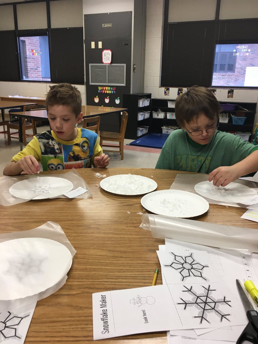 NAO_Elementary's tweet photo. Why are snowflakes white? Today, Ms. Chastain's class did an engaging experiment to find out! #NES2017 #WCSready #EngagementEncounters https://t.co/kwlQS8OLEk