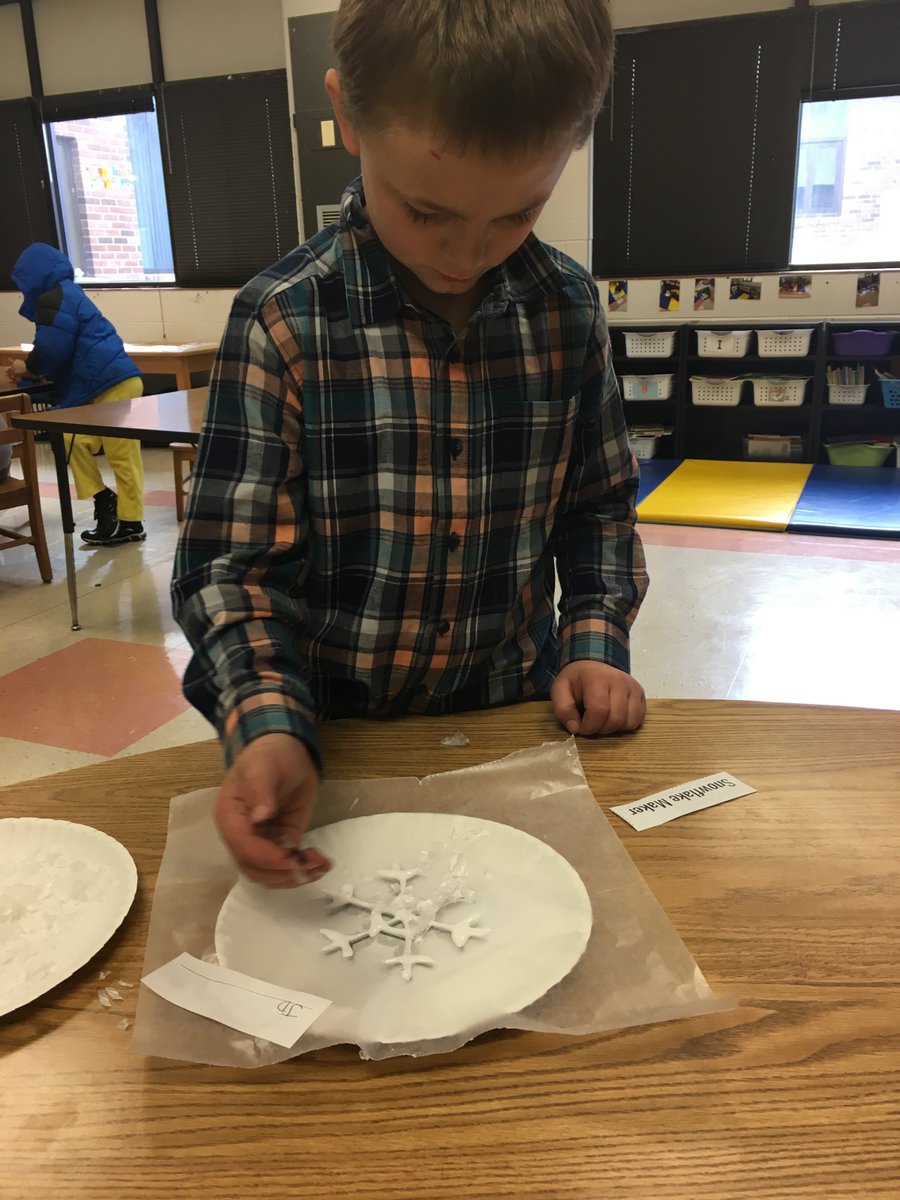 NAO_Elementary's tweet photo. Why are snowflakes white? Today, Ms. Chastain's class did an engaging experiment to find out! #NES2017 #WCSready #EngagementEncounters https://t.co/kwlQS8OLEk