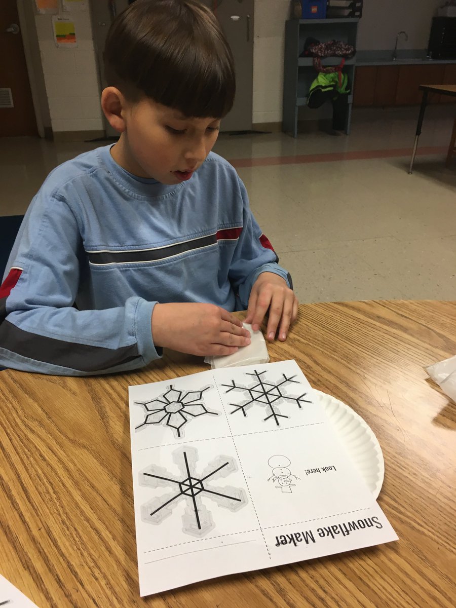 NAO_Elementary's tweet photo. Why are snowflakes white? Today, Ms. Chastain's class did an engaging experiment to find out! #NES2017 #WCSready #EngagementEncounters https://t.co/kwlQS8OLEk