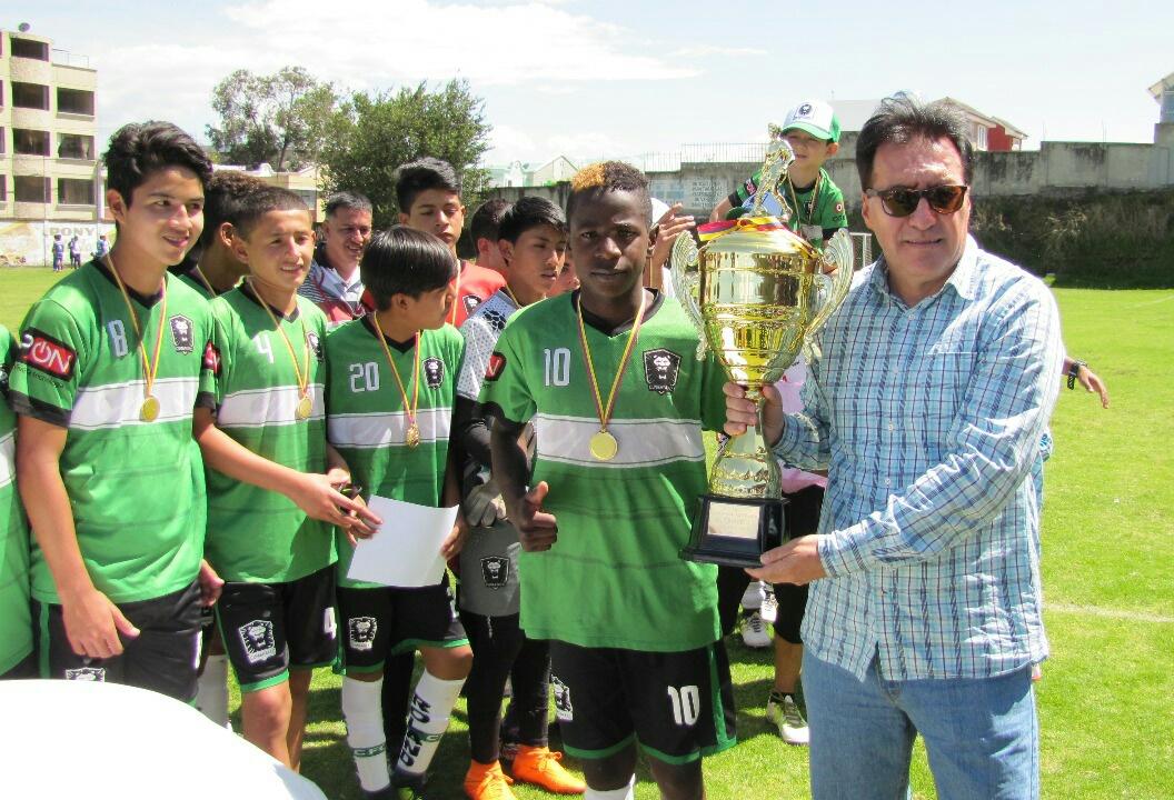 AFNAPichincha's tweet photo. @galoyerovi premia a #Campeón #Sub14 @CumbayaFC https://t.co/oba9IYZO98