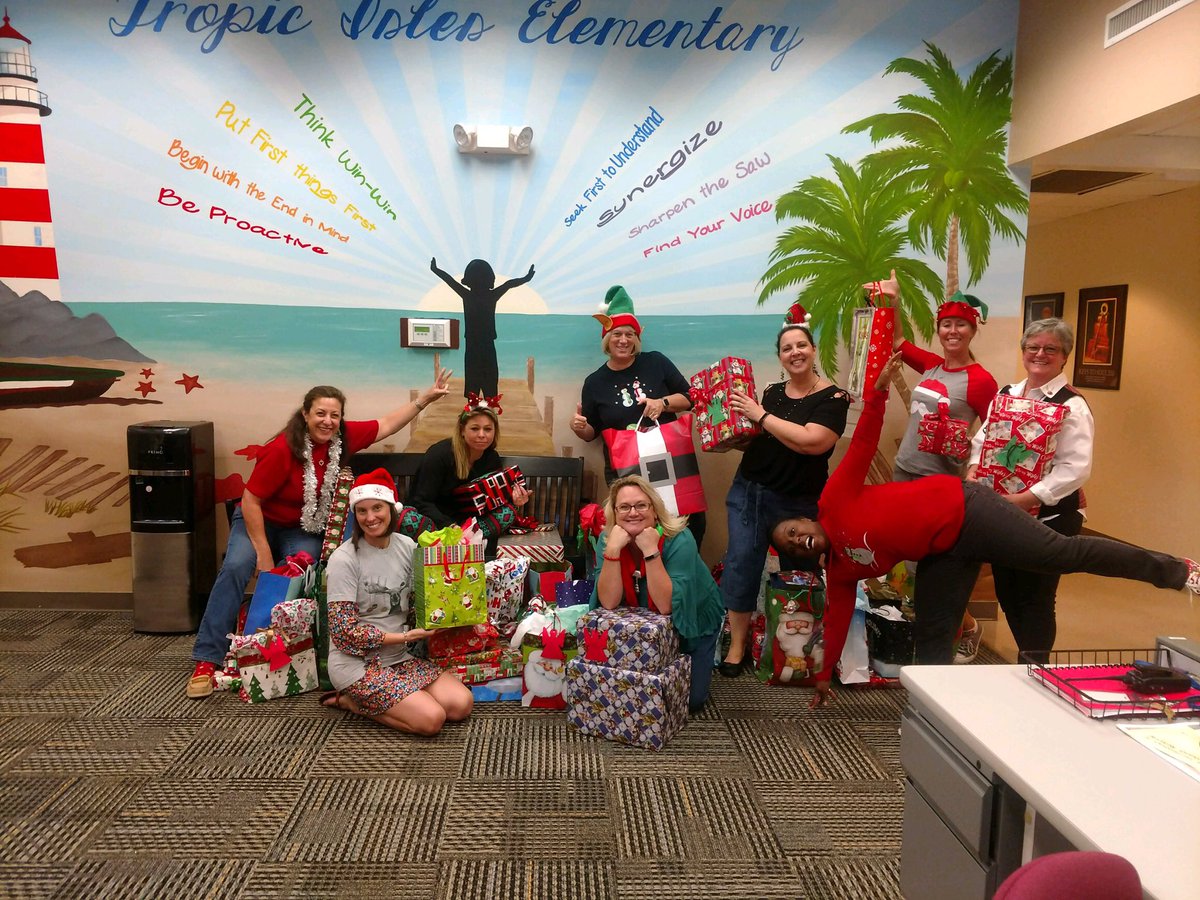 TropicIslesElem's tweet photo. #holidayhodgepodge #fab9 https://t.co/7ubwYno0K8
