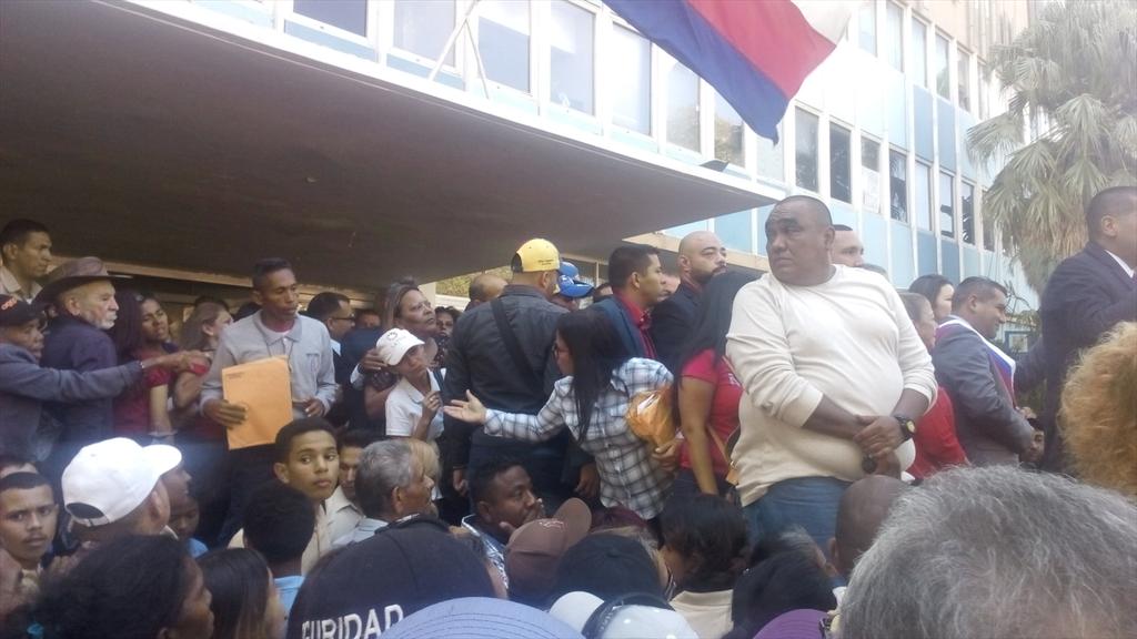 elodiapetit's tweet photo. Juramentacion  del alcalde @willy_casanova  en el concejo municipal de mcbo @OmarPrieto_PSUV https://t.co/7ZNtTh7mPh