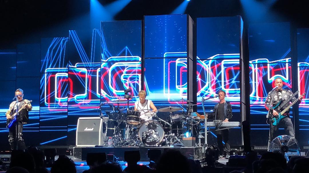 muse_argentina's tweet photo. Hoy finalizó el último show del año para Muse, en la ciudad de Melbourne. Esperamos grandes cambios y sorpresas para los que vendrán en 2018, donde seguramente habrá lugar para el nuevo tema que saldrá en aproximadamente mes y medio... #Muse2017 #DigDown https://t.co/FGDujARJdU