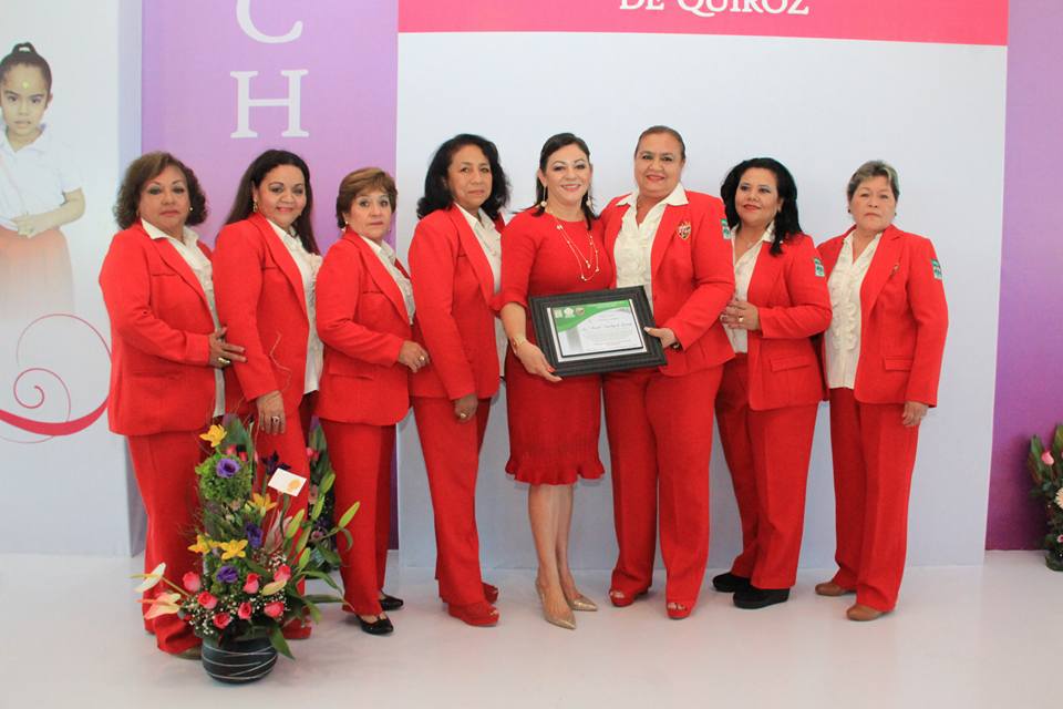 dif_pr2014's tweet photo. A lo largo de esta administración la presidenta del SMDIF Lic. Araceli Sánchez de Quiroz gestionó y se relacionó con diversas instituciones a fin de  brindar una mano amiga a todos  que se acercaron a esta institución #PozaRica  #Galería https://t.co/y9c7JEY8Sy https://t.co/zofAClNy4f