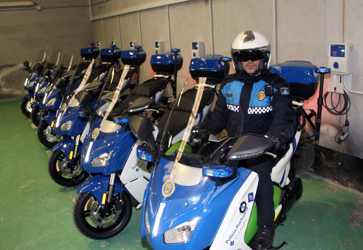 PortdeBarcelona's tweet photo. A partir de hoy podrán ver patrullando a la Policía Portuaria con los seis nuevos escúteres eléctricos BMW C Evolution. Apostamos por la movilidad sostenible! #GreenPort #PortPioner https://t.co/1NPFPFoQJn