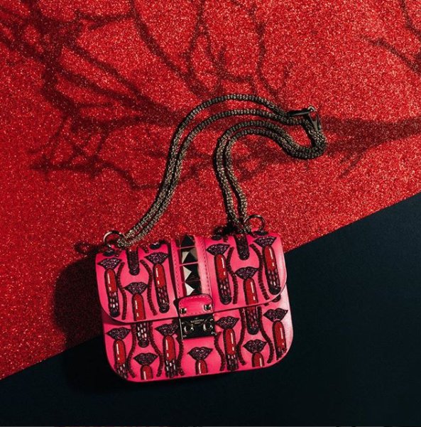 MaisonValentino's tweet photo. Give your bag a touch of glam with the latest #LipstickWave decorations by artist Zandra Rhodes. Shop all your festive essentials on https://t.co/KDdFrKdPVJ https://t.co/7NBEMEEH51