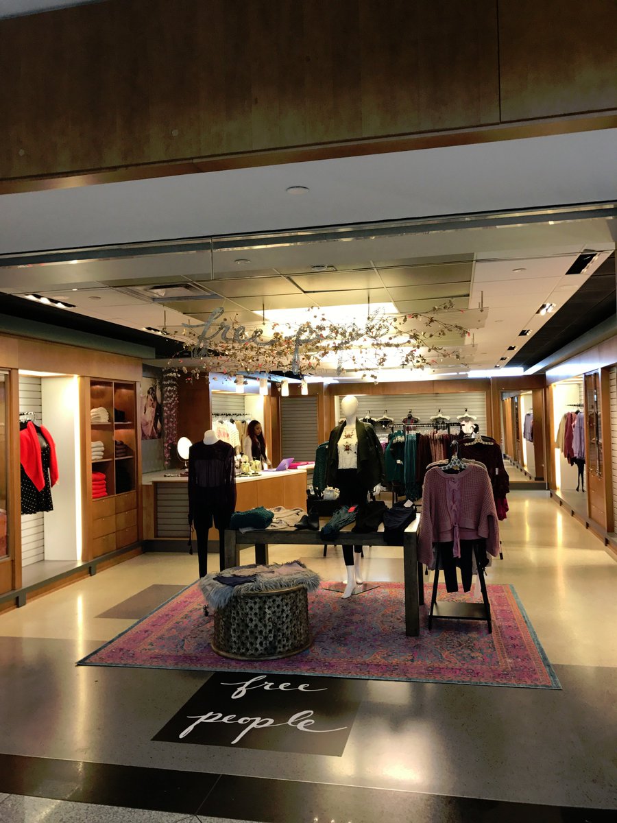 ProRetailInc's tweet photo. @DENAirport @FreePeople Welcome the newest #TeamPRI #PopUp Retail Store at the Denver International Airport., Concourse C, Center Core.  #ShoppersAreHappy #HappyHolidays #NewClothes #giftideas https://t.co/sXXF52xPoE