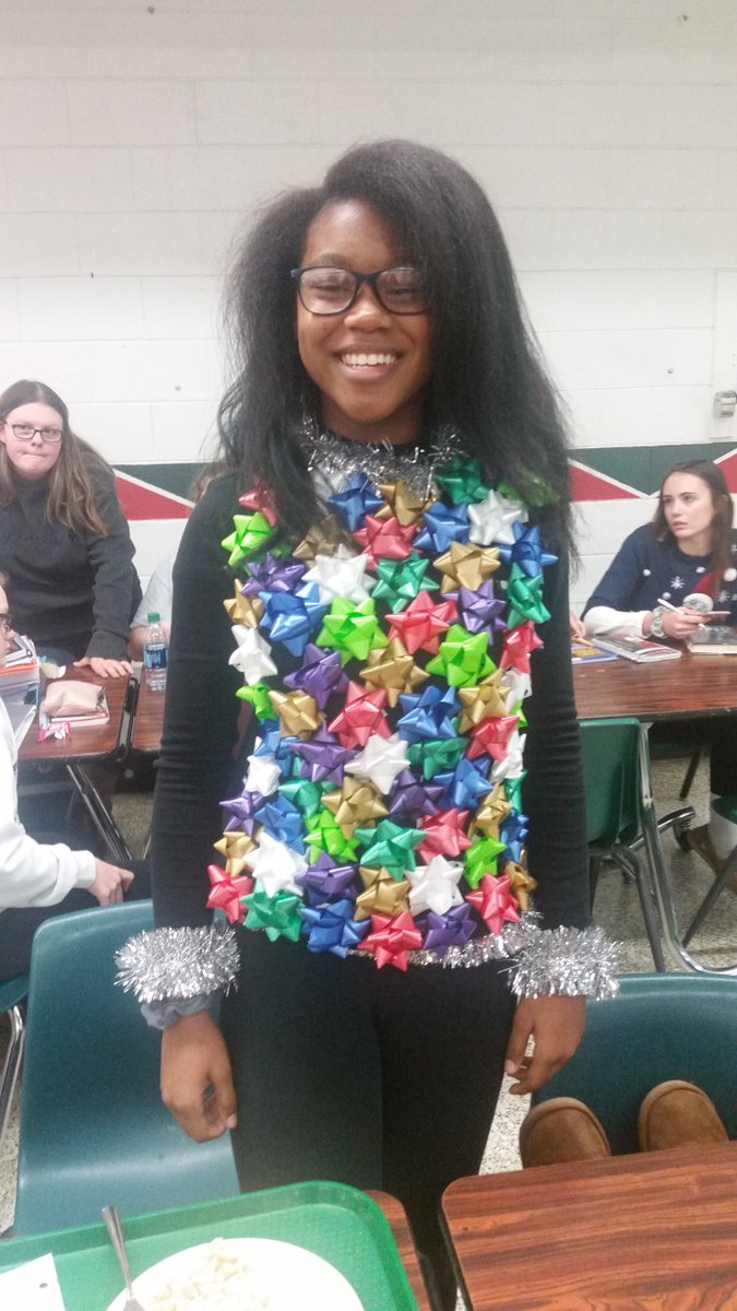 Elisedawson16's tweet photo. @LincolnCommHS 
#reppin'railersholidaystyle
#uglychristmasoufit
Elise Dawson class of 2021 freshman https://t.co/CY78JTDMwE