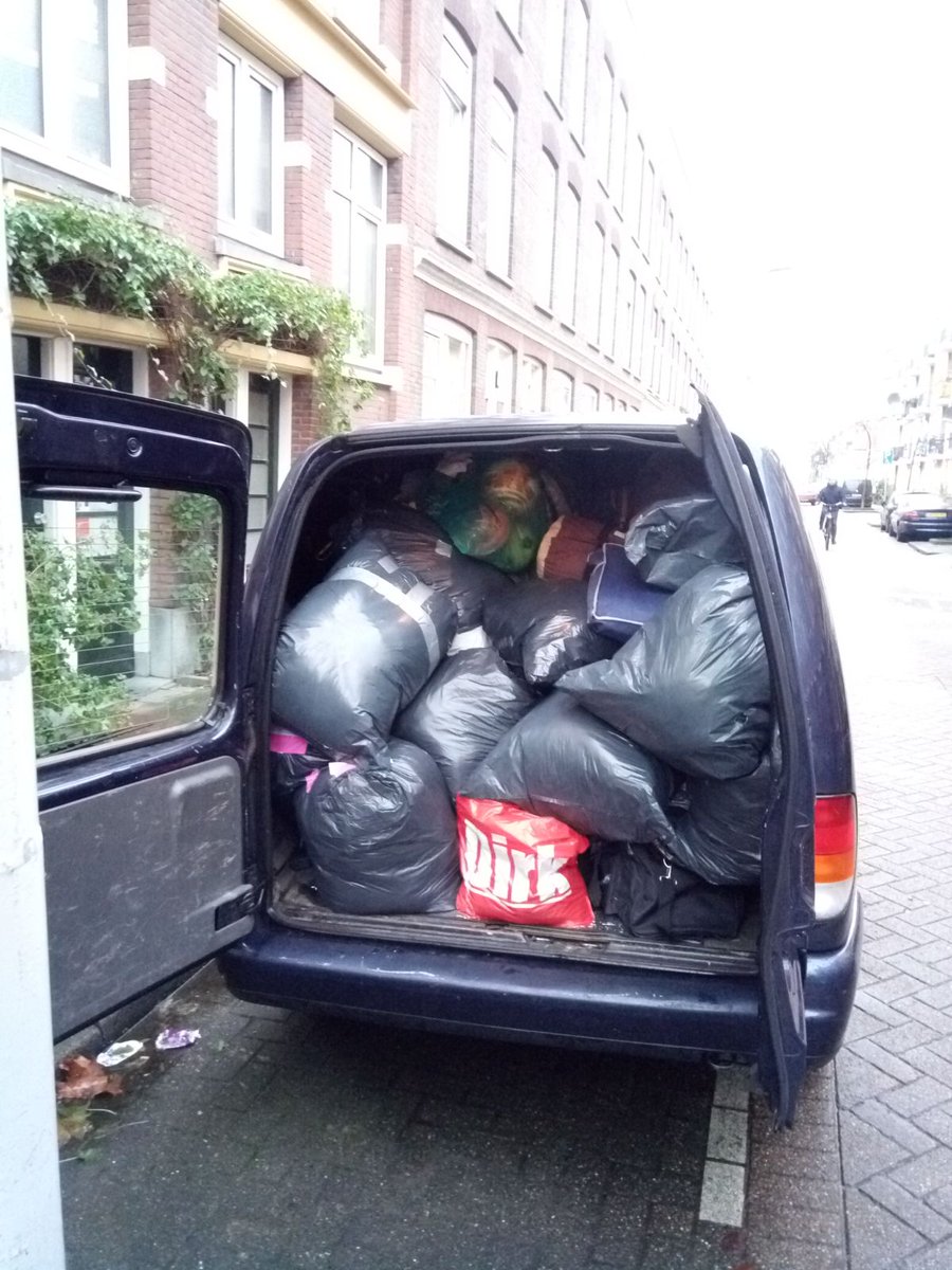 GroenGoedRdam's tweet photo. Wat hebben we veel warme kleding, dekens en andere broodnodige spullen opgehaald. IEDEREEN BEDANKT!!! Afgelopen weekend hebben wij dit naar het vluchtelingenkamp in #duinkerke gebracht https://t.co/90iH9GcCak