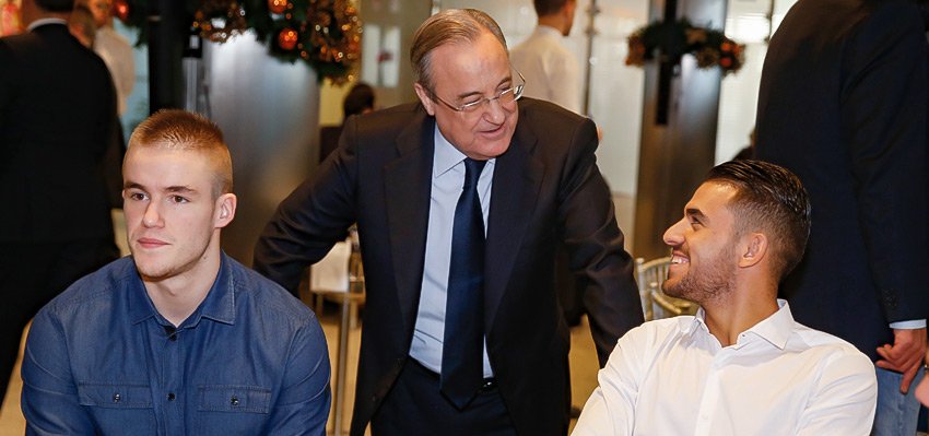 realmadrid's tweet photo. 🎄🍽  Nuestro equipo disfrutó de la comida de Navidad junto a sus compañeros de #RMBaloncesto en el Bernabéu. 

#RealMadrid | #HalaMadrid 

https://t.co/C8UyxOkWAB https://t.co/Hk1S4QOJso
