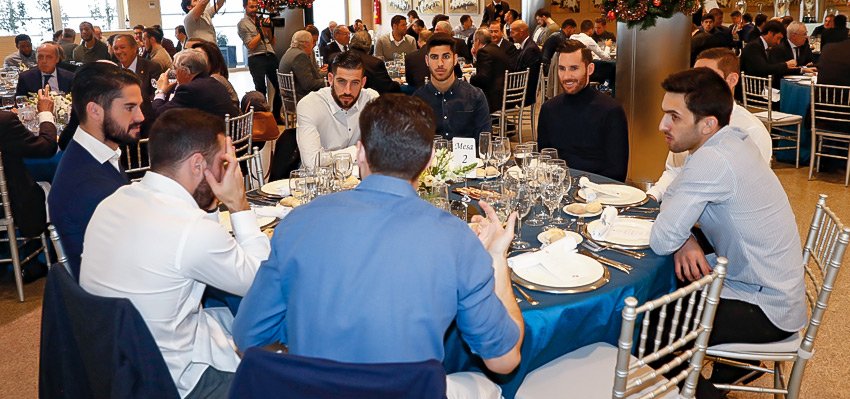 realmadrid's tweet photo. 🎄🍽  Nuestro equipo disfrutó de la comida de Navidad junto a sus compañeros de #RMBaloncesto en el Bernabéu. 

#RealMadrid | #HalaMadrid 

https://t.co/C8UyxOkWAB https://t.co/Hk1S4QOJso