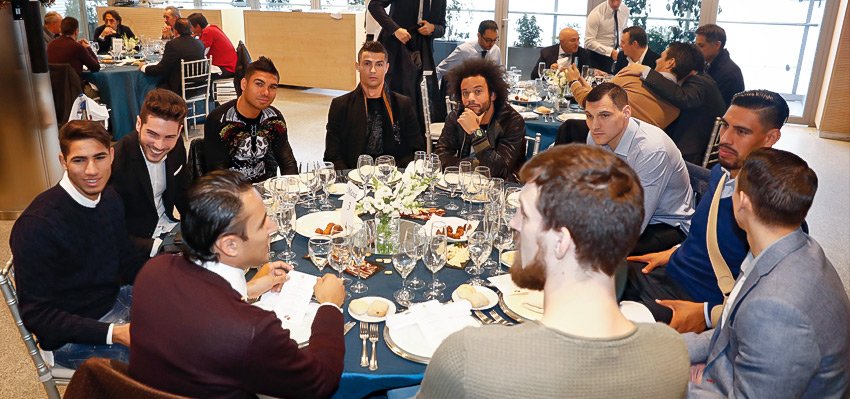 realmadrid's tweet photo. 🎄🍽  Nuestro equipo disfrutó de la comida de Navidad junto a sus compañeros de #RMBaloncesto en el Bernabéu. 

#RealMadrid | #HalaMadrid 

https://t.co/C8UyxOkWAB https://t.co/Hk1S4QOJso