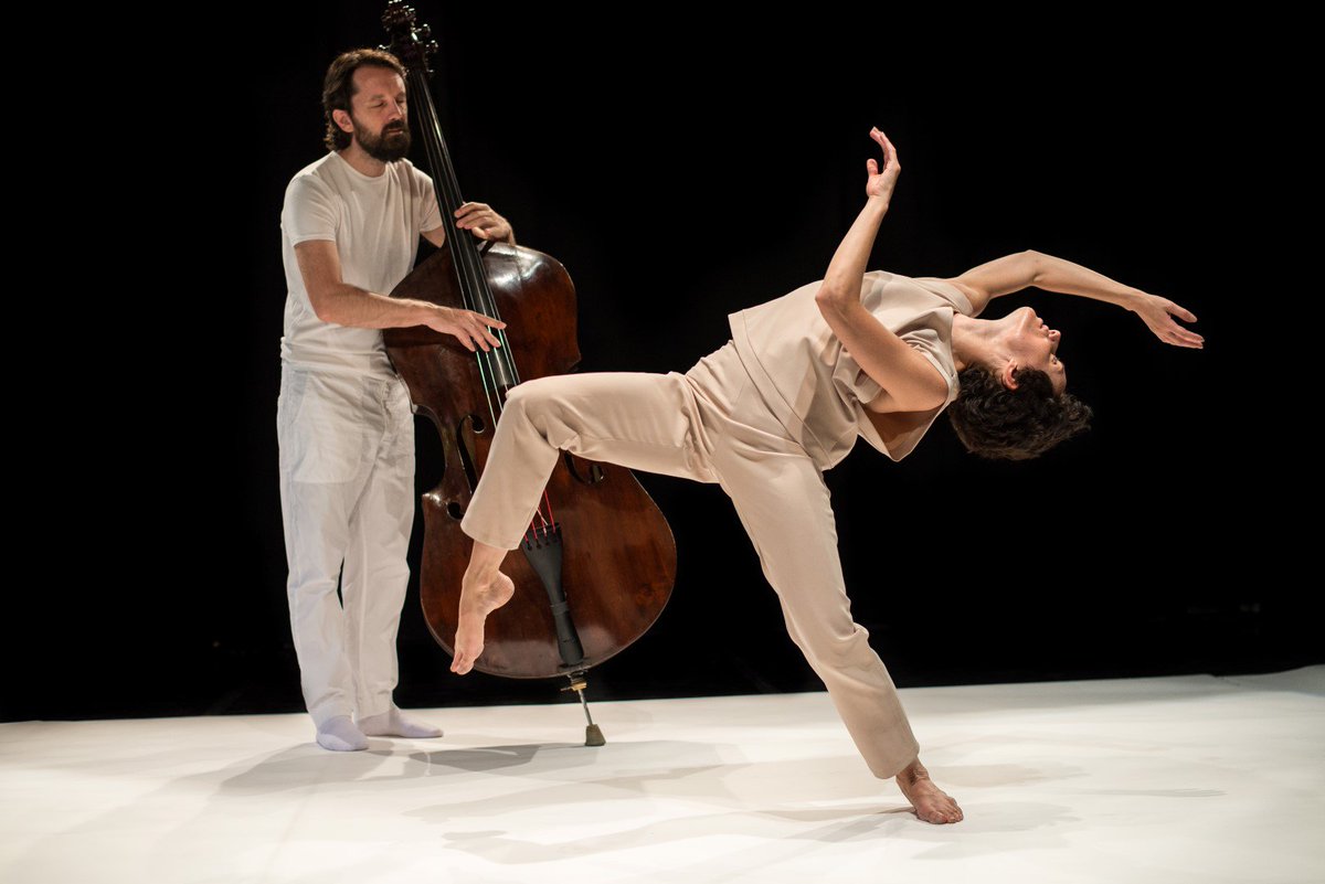 #DoubleBach, un lienzo en blanco donde la música, el movimiento y la luz (o su ausencia) evocan fragilidad y profundidad. <a href="/PabloMCaminero/">Pablo M. Caminero</a> #AntonioRuz #Danza
22 - 23 DIC > bit.ly/2ATOSga