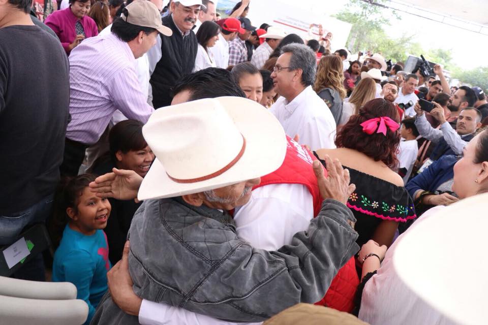 FalyBuelna's tweet photo. En la Gobernadora del Estado, Claudia Pavlovich reconocemos el liderazgo siempre sensible y solidario con nuestros hermanos de las etnias, hoy tuvimos la oportunidad de acompañarla en su visita a las comunidades Yaquis de nuestra región, como siempre tratando de llevar beneficios https://t.co/PejVFpyHeE