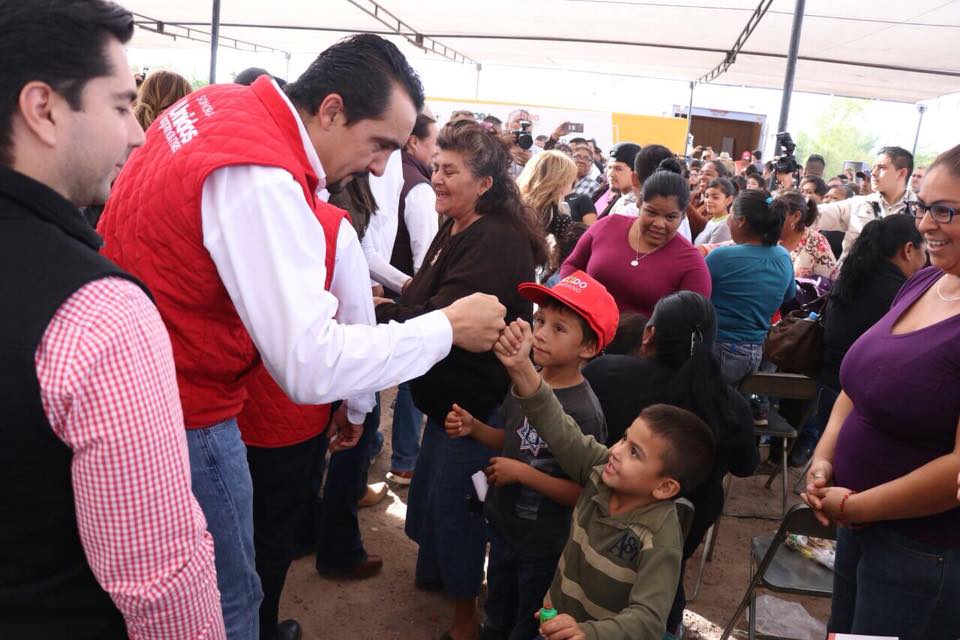 FalyBuelna's tweet photo. En la Gobernadora del Estado, Claudia Pavlovich reconocemos el liderazgo siempre sensible y solidario con nuestros hermanos de las etnias, hoy tuvimos la oportunidad de acompañarla en su visita a las comunidades Yaquis de nuestra región, como siempre tratando de llevar beneficios https://t.co/PejVFpyHeE