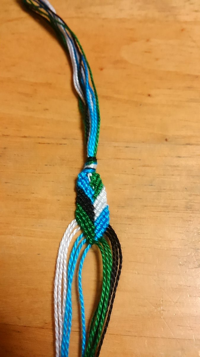 松野カナ子 ウソップ崇拝ガールでもあり そしてグラデ松組最後は四男 一松をイメージしたミサンガです 一松の担当カラーの紫に 一松といったらやっぱりエスパーニャンコなので エスパーニャンコの毛色であるオレンジを入れて 松色の緑を加えました