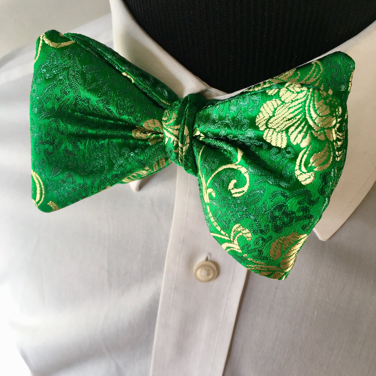 MRashoid's tweet photo. 💚 the details in our Korean silk #bowtie. Look good while making a difference! #neckwear #menswear #gq #fashionblogger #gqstyle #suits #luxury #nyc

@ https://t.co/F9rFfqn9Gx https://t.co/5xyUEtjIrf