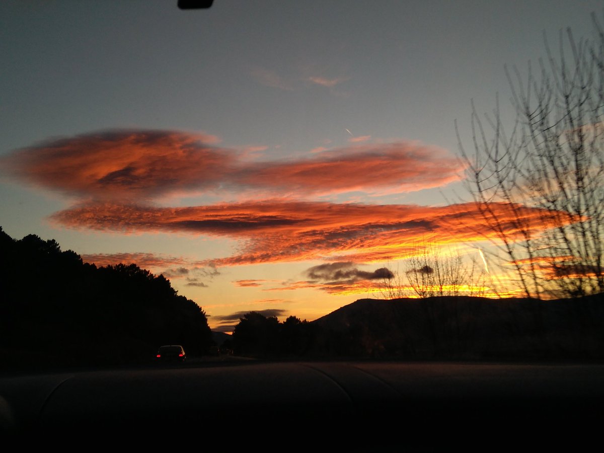 interMET_es's tweet image. Volviendo a la oficina después de un día de trabajo en la cara norte de la Sierra de #Guadarrama . #interMET #meteorologia #atardecer
