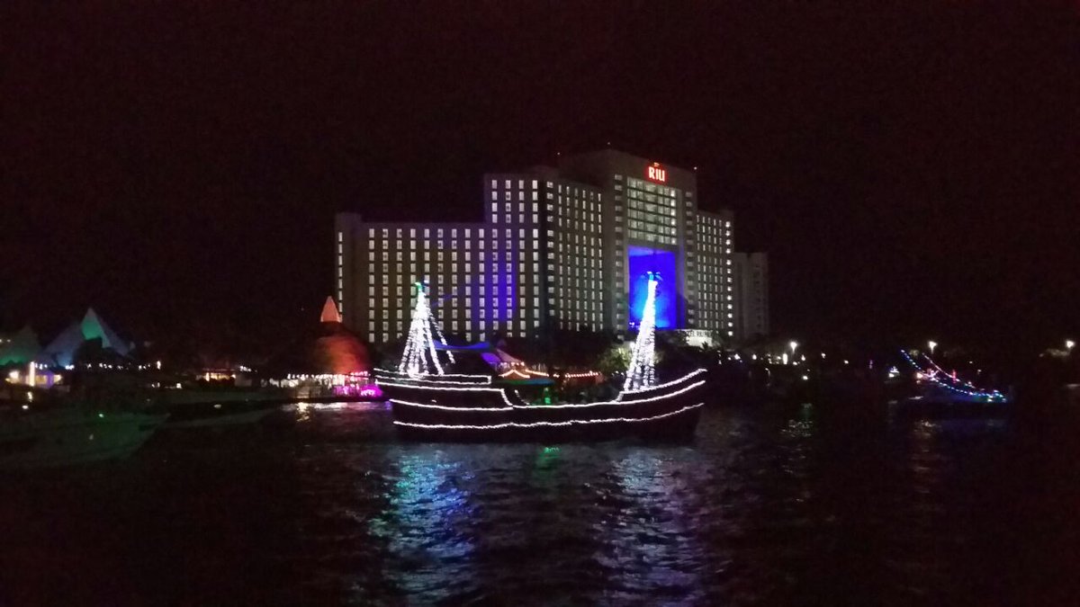 sunsetworldnet's tweet image. Otro Sunset Boat Parade, ¡todo un éxito! 🎅 🎄 🛥 #SunsetBP