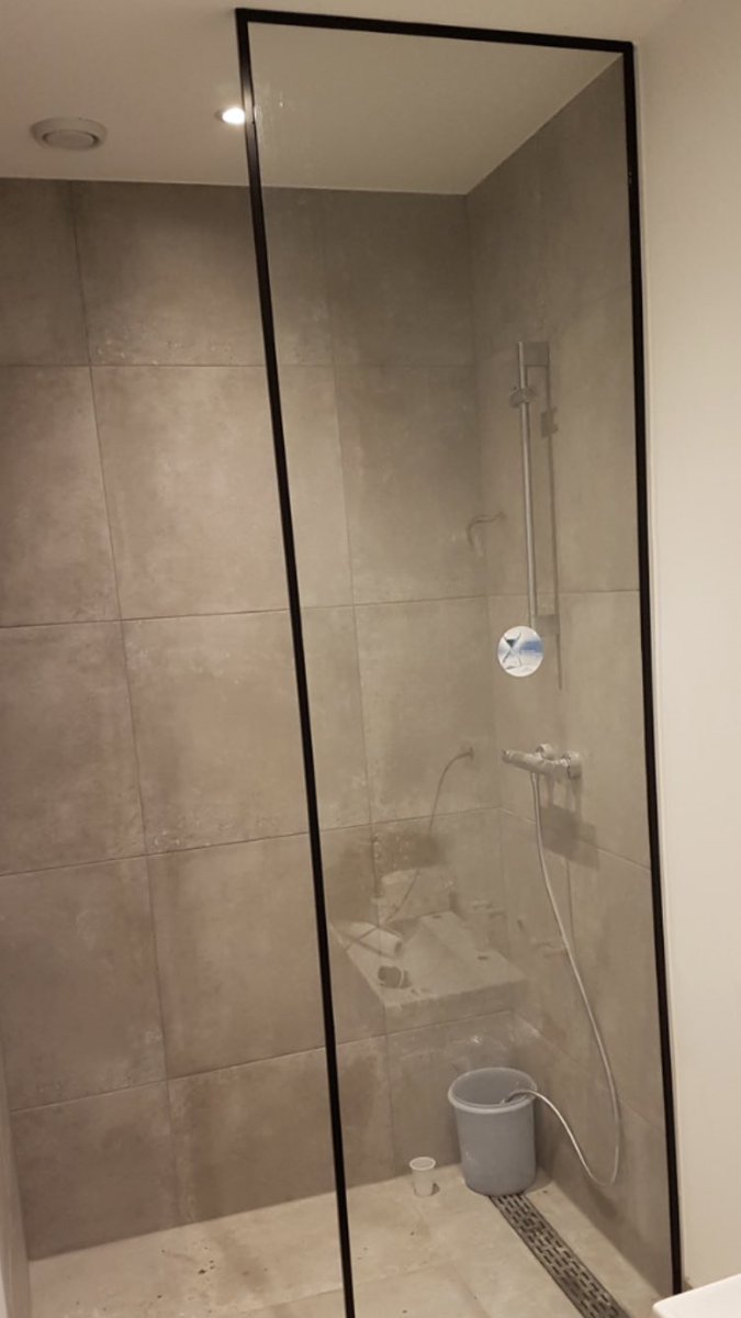 glasbedrijfdejo's tweet photo. #badkamer voorzien van #hardglazen wand met #zwart U profiel rondom. https://t.co/Jfrk62DncI