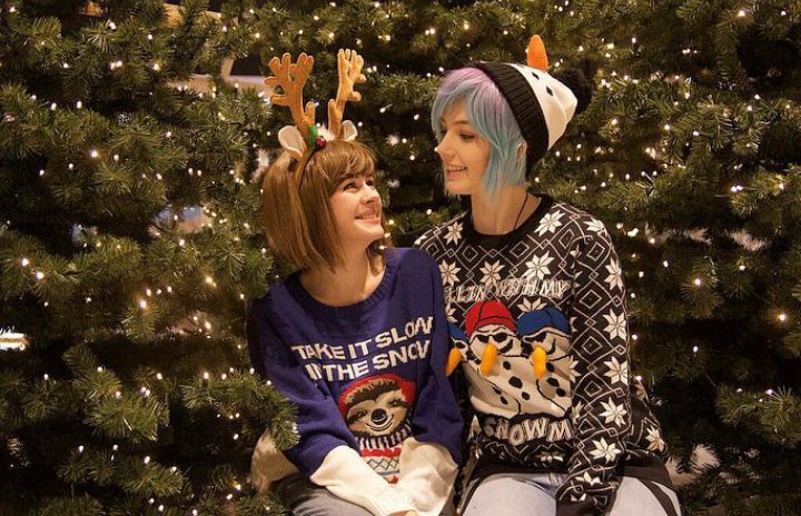 _Max_Caulfield8's tweet photo. Merry Christmas and happy  New Year, dears💙⛄🎄❄🎁 #lifeisstrange #chloeprice #maxcaulfield #Rachel #jefferson #lifeisstrangebeforethestorm #Pricefield  #NewYear #2018 #MerryChristmas https://t.co/I1st1LciD7