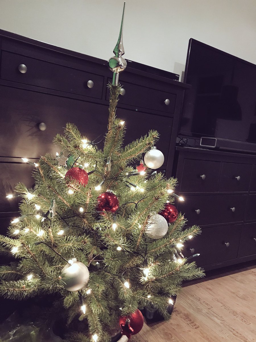 SirDuncie's tweet photo. Met nog een weekje te gaan, voordat we ons gaan vol vreten met #kerstmis heeft @xEvenstarx eindelijk haar #kerstboom mogen versieren bij mij thuis #sfeervol #beeldig #piek #kerstballen https://t.co/vZFYCY2KUE